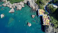 Antalya'da falez plajları tatilcileri Akdeniz'in serin sularıyla buluşturuyor