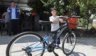 Orman yangınında bisikleti yanan çocuk yeni bisikletine kavuştu