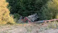 Ağır yük kamyonu şarampole yuvarlandı! Sürücü hayatını kaybetti