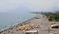 Antalya'da yüksek nem ve sıcaktan bunalanlar sahilleri doldurdu