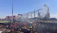 Kayseri'de seyir halindeki tırın cips yüklü dorsesi yandı