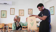 Ebru sanatıyla önce ruhunu dinlendirdi, şimdi usta öğreticiliğe hazırlanıyor