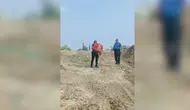Arsuz’da enkaz altında kalan Türk bayrağı polis ekiplerince çıkarıldı