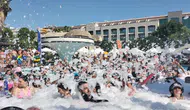 Sıcak havadan bunalan turistler köpük partisinde serinledi