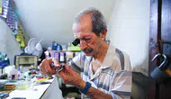Tek kişilik dükkanında 57 yıldır saatlere ayar veriyor