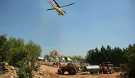 Mahalle sakinleri alev savaşçılarına su taşıyor