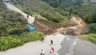 Toprak kayması nedeniyle mahalle yolunda çökme