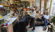 Yılın ahisi seçilen Cemil amca 66 yıldır makasını elinden bırakmadı