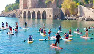 Alanya Soğuk Kapı Plajı'nda sup üzerinde deniz temizliği yapıldı