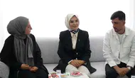 Yeni evli çiftin ilk misafiri Bakan Göktaş oldu