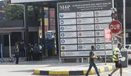 Mersin Uluslararası Limanı'nda iş makinesi konteynerin üzerine devrildi