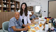 82 yaşındaki ressamın sanat aşkı hastalığıyla mücadelesine güç katıyor