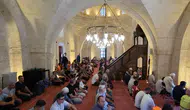 Depremde hasar gören ve restore edilen tarihi camide ilk cuma namazı kılındı