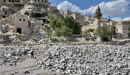 Terk edilen köyündeki camiye 23 yıldır gözü gibi bakıyor