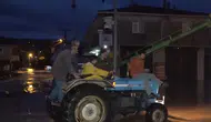 Sakarya'da ulaşım kepçe ve traktörlerle sağlanıyor