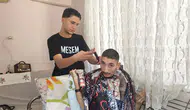 Gönüllü öğrenciler özel gereksinimli bireylerin kişisel bakımını yapıyor