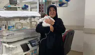 Anne karnında 3 milimetrelik damardan 6 kez kan verilen bebek sağlıklı doğdu