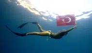 Şahika Ercümen, Cumhuriyet Bayramı'nı su altında Türk bayrağıyla kutladı