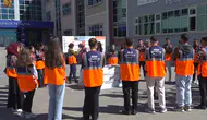 Turuncu yelekli öğrenciler arkadaşlarını afetlere karşı bilinçlendiriyor