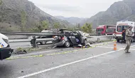 Bariyere çarpan otomobildeki 1 kişi öldü, 4 kişi yaralandı