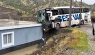 Yolcu otobüsü önce tırla çarpıştı sonra bir eve çarptı