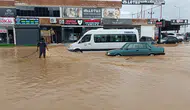 Ev ve iş yerlerini su bastı, sürücüler yollarda mahsur kaldı