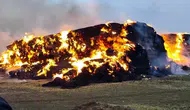 Yozgat'ta yıldırımın isabet ettiği tarladaki 500 ton saman yandı