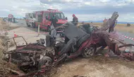 Kamyonla otomobilin çarpışması sonucu 3 kişi hayatını kaybetti