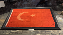 Şehit Kamil'in tabutuna örtülen Türk bayrağı müzede sergileniyor