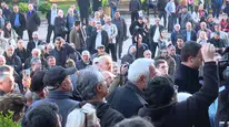 İstinafın CHP kurultay davası kararının ardından partililer, Genel Merkezi'ne geldi