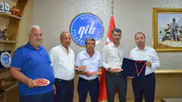 İlk erkenci Antep fıstığı hasadı yapan üreticiye altın