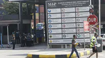 Mersin Uluslararası Limanı'nda iş makinesi konteynerin üzerine devrildi