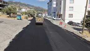 Kahramanmaraş’ta yeni bulvara ve Ballıca’ya sıcak asfalt