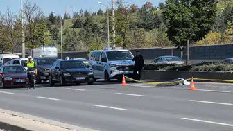 Afiş asarken üst geçitten düşen kişi hayatını kaybetti