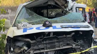 Tır 9 araca çarptı! 1'i polis 3 kişi hayatını kaybetti