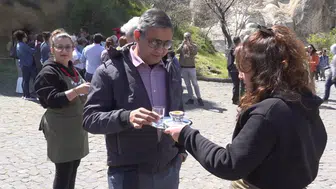 Kapadokya'da turistlere Türk kahvesi ile lokum ikram edildi
