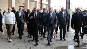 Mahir Ünal, tedavisi devam eden öğrencileri ziyaret etti