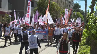 Belediyelerde çalışan memurlar CHP İl Başkanlığına yürüdü