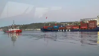 Sarıyer'de karaya oturan konteyner gemisi kurtarıldı