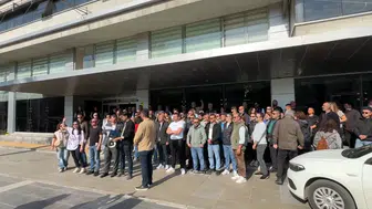 Karşıyaka Belediyesi'nde memurlar alacakları için iş bıraktı