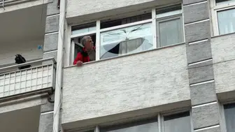 Bu kadarı da pes! Kafasına 5. kattan cam parçası düştü