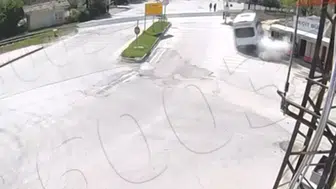 Otobüs durağında korku dolu anlar! Minibüs teğet geçti