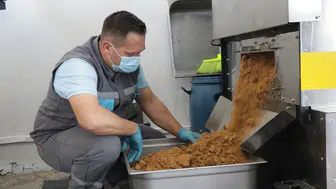 Yemek artıkları can dostlar için mamaya dönüşüyor