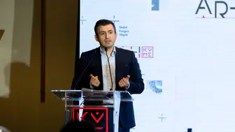 Selçuk Bayraktar, “Bizi insan kılan en güçlü sığınaklardan biridir sanat”