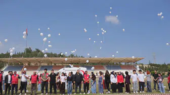 Okul saldırısında hayatını kaybedenler için gökyüzüne balonlar bırakıldı