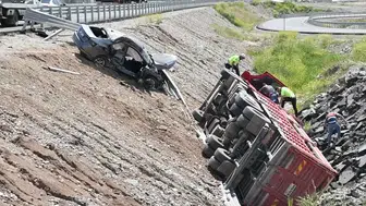 Kamyon ile otomobilin çarpıştığı kazada 1 kişi yaşamını yitirdi