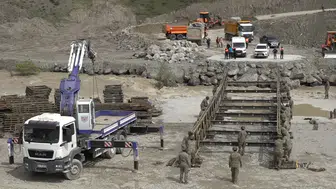 Ulaşım sıkıntısı Mehmetçiğin kurulumuna başladığı panel köprüyle giderildi