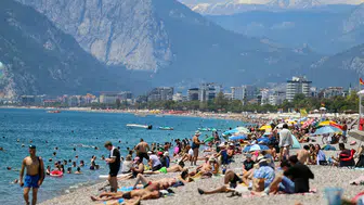 Antalya sahillerinde arife günü yoğunluğu yaşanıyor
