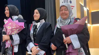 53 yaşındaki ev hanımı üniversiteden mezun oldu