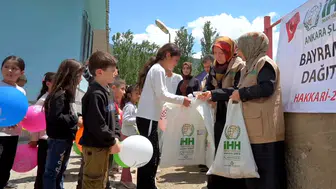Irak sınırında yaşayan çocukları bayramlıklarla sevindirdiler